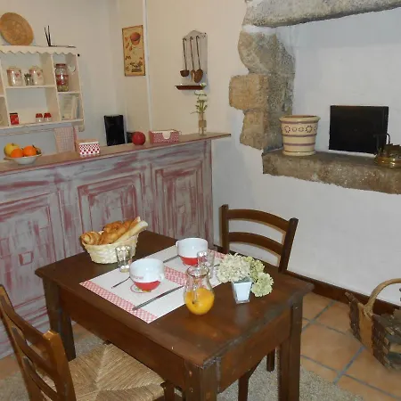 D'hotes Le Fourniou לינה וארוחת בוקר Mellé